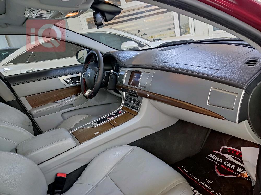 جاكوار XF